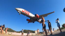 Skiathos Airport: Jet Blasts and Insane Low Landings - A Thrilling Aviation Experience